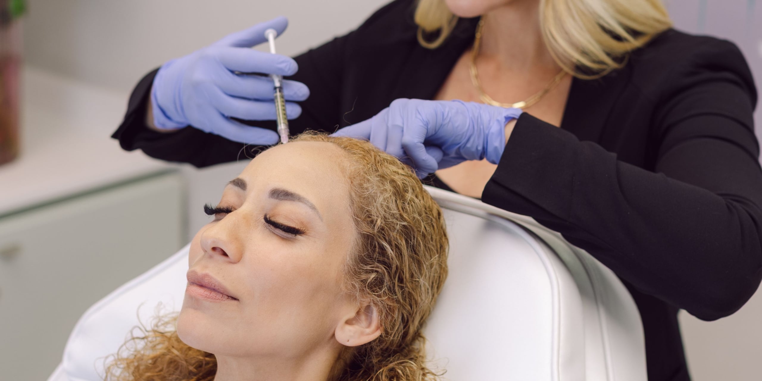 A patient getting scalp injections at Dr Nerina Wilkinson and Associates
